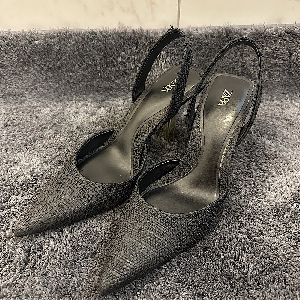 Raffia high heel slingback pumps. Pointed toe. Back strap. Metallic effect heels